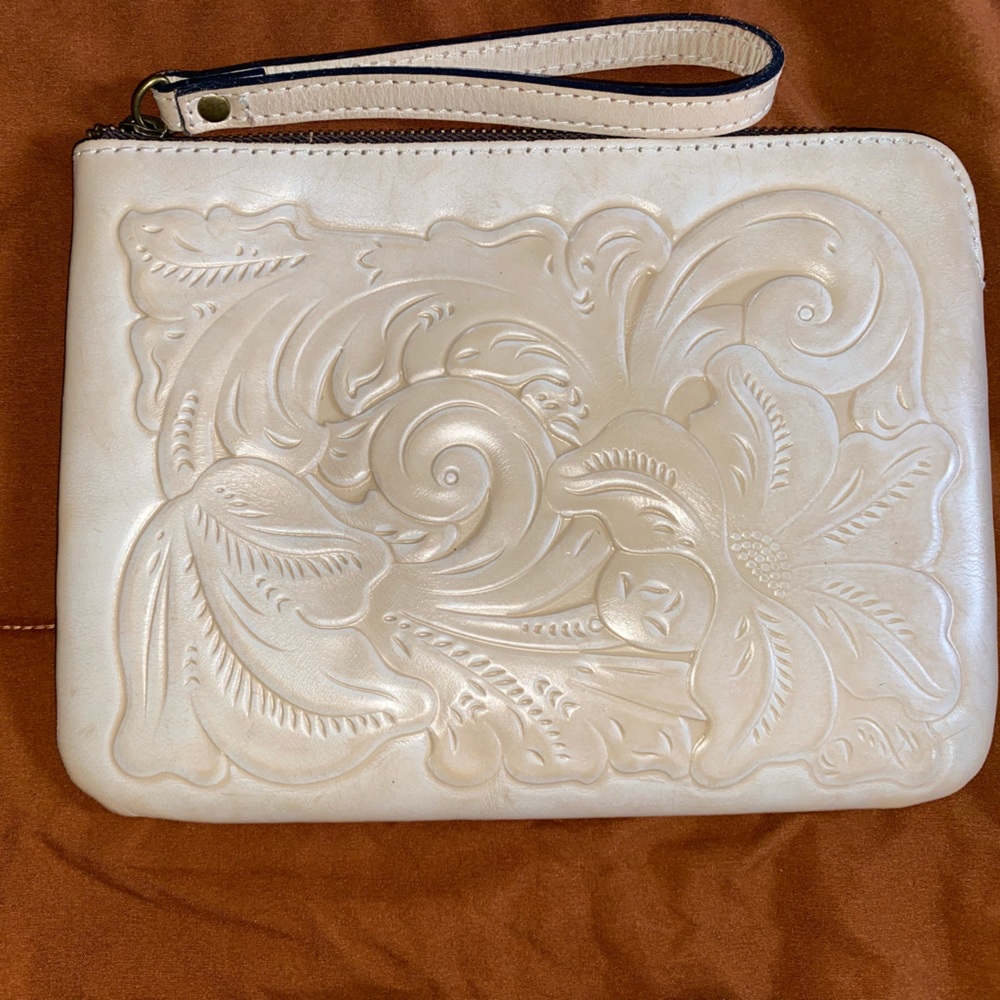 Wallet wristlet